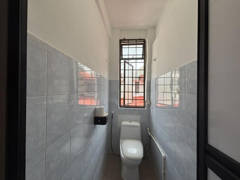 Serangoon Garden Estate, Serangoon Garden Way, Hougang / Punggol / Sengkang, 3 Bedrooms, 1,400 sqft, Shophouse For Rent, by Joyce Hau, 500269249 - Bathroom - PropertyGuru.com.sg