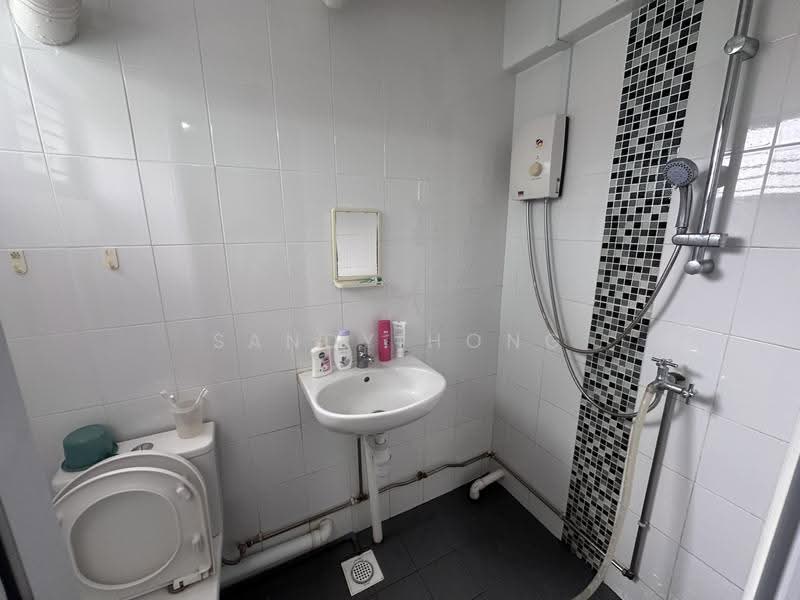 417 Jurong West Street 42, 417 Jurong West Street 42, Boon Lay / Jurong / Tuas, 3 Bedrooms, 904 sqft, HDB Flat For Sale, by Sandy Hong, 500269271 - Bathroom - PropertyGuru.com.sg