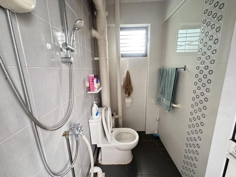 417 Jurong West Street 42, 417 Jurong West Street 42, Boon Lay / Jurong / Tuas, 3 Bedrooms, 904 sqft, HDB Flat For Sale, by Sandy Hong, 500269271 - Bathroom - PropertyGuru.com.sg