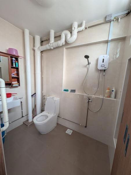 156 Yung Loh Road, 156 Yung Loh Road, Boon Lay / Jurong / Tuas, Room Rental, 150 sqft, HDB Flat For Rent, by R Parthiban, 500269291 - Bathroom - PropertyGuru.com.sg