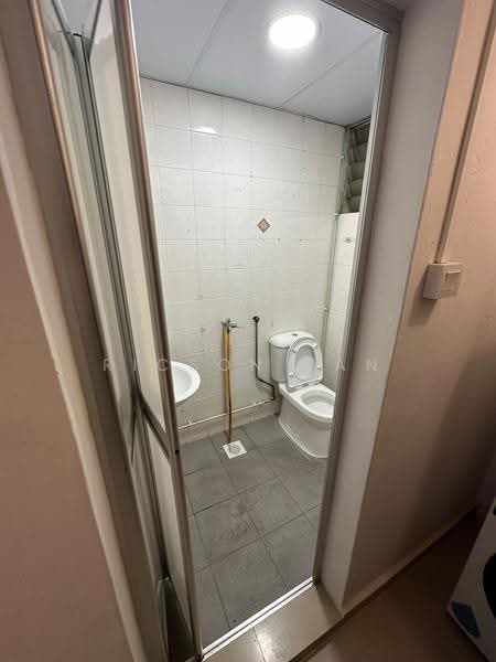 Textile Centre, 200 Jalan Sultan, Beach Road / Bugis / Rochor, 2 Bedrooms, 904 sqft, Apartment For Sale, by Ricson Tan, 500269310 - Bathroom - PropertyGuru.com.sg