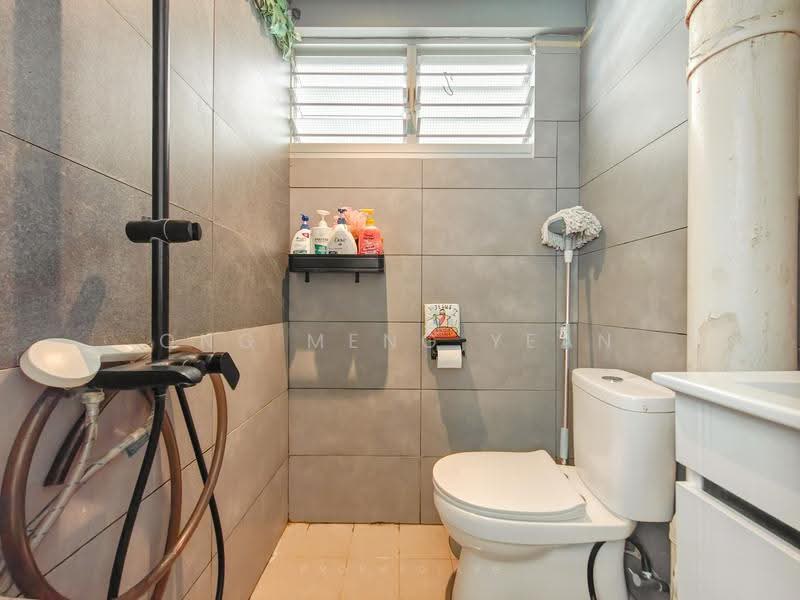 214 Serangoon Avenue 4, 214 Serangoon Avenue 4, Hougang / Punggol / Sengkang, 2 Bedrooms, 721 sqft, HDB Flat For Sale, by Ong Meng Yean, 500269316 - Bathroom - PropertyGuru.com.sg