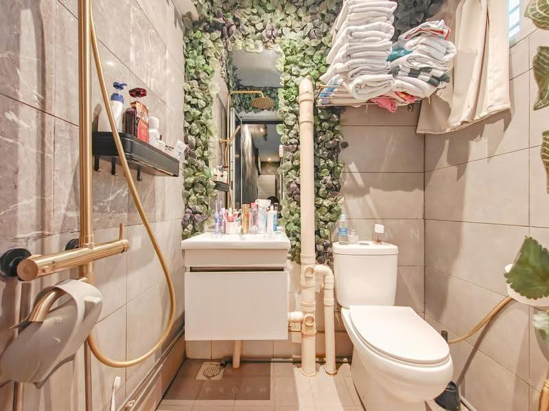 214 Serangoon Avenue 4, 214 Serangoon Avenue 4, Hougang / Punggol / Sengkang, 2 Bedrooms, 721 sqft, HDB Flat For Sale, by Ong Meng Yean, 500269316 - Bathroom - PropertyGuru.com.sg