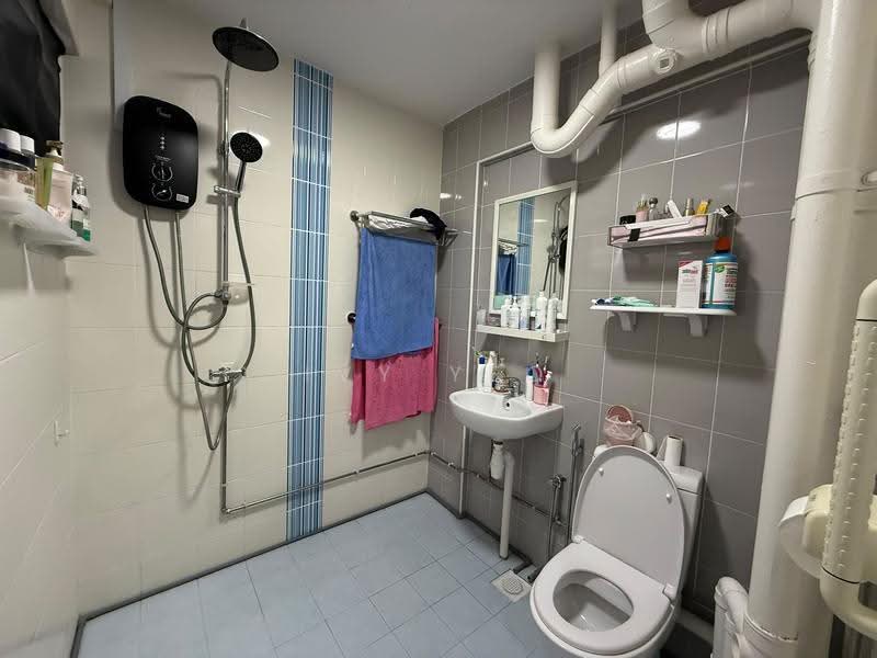 245 Hougang Street 22, 245 Hougang Street 22, Hougang / Punggol / Sengkang, 4 Bedrooms, 1,345 sqft, HDB Flat For Sale, by Ivy Yeo, 500269322 - Bathroom - PropertyGuru.com.sg