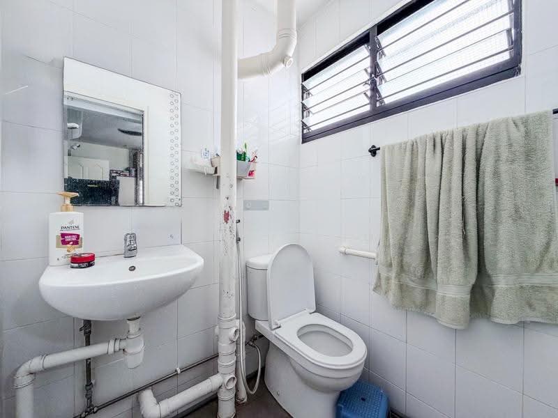 126 Yishun Street 11, 126 Yishun Street 11, Sembawang / Yishun, 2 Bedrooms, 721 sqft, HDB Flat For Sale, by Sherris Hui, 500269348 - Bathroom - PropertyGuru.com.sg