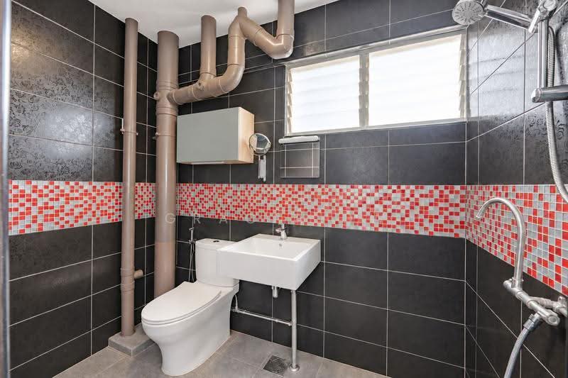 607 Hougang Avenue 4, 607 Hougang Avenue 4, Hougang / Punggol / Sengkang, 3 Bedrooms, 1,313 sqft, HDB Flat For Sale, by Gracia Ow, 500269358 - Bathroom - PropertyGuru.com.sg