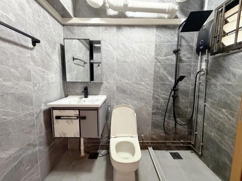 421 Canberra Road, 421 Canberra Road, Sembawang / Yishun, 3 Bedrooms, 969 sqft, HDB Flat For Sale, by Karine Lee, 500269360 - Master Bathroom - PropertyGuru.com.sg