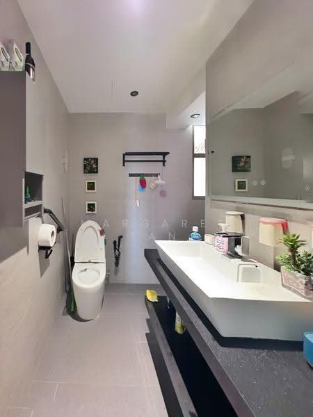 Parkview Apartments, 1 Bukit Batok Street 25, Dairy Farm / Bukit Panjang / Choa Chu Kang, 3 Bedrooms, 1,120 sqft, Apartment For Sale, by Margaret Tan, 500269365 - Bathroom - PropertyGuru.com.sg