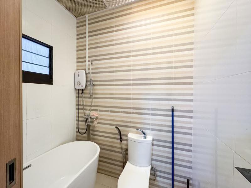 415A Northshore Drive, 415A Northshore Drive, Hougang / Punggol / Sengkang, 3 Bedrooms, 1,022 sqft, HDB Flat For Sale, by THE SHAFIQ AFFANDI, 500269383 - Ensuite Bathroom - PropertyGuru.com.sg