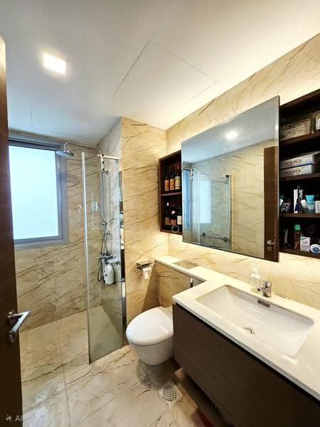 Queens Peak, 3 Dundee Road, Alexandra / Commonwealth, 3 Bedrooms, 947 sqft, Condominium For Sale, by Raymond Tan, 500269399 - Common Bathroom - PropertyGuru.com.sg