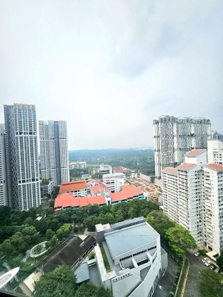 Queens Peak, 3 Dundee Road, Alexandra / Commonwealth, 3 Bedrooms, 947 sqft, Condominium For Sale, by Raymond Tan, 500269399 - Greenery View - PropertyGuru.com.sg