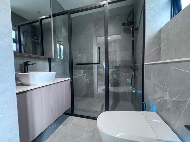 CHEAP! Pasir Panjang Semi D | 超便宜! 半独立式洋房 8321.8433, Buona Vista / West Coast / Clementi New Town, 5 Bedrooms, 3,600 sqft, Semi-Detached House For Sale, by Yee Wei Ng, 500269436 - Bathroom - PropertyGuru.com.sg