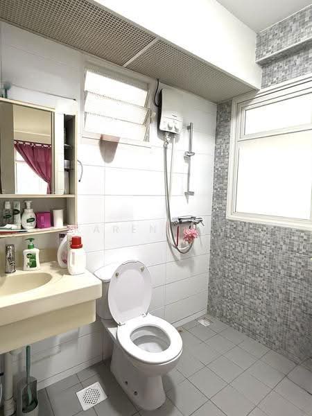 662B Edgedale Plains, 662B Edgedale Plains, Hougang / Punggol / Sengkang, 3 Bedrooms, 990 sqft, HDB Flat For Rent, by Karen Tan, 500269445 - Bathroom - PropertyGuru.com.sg