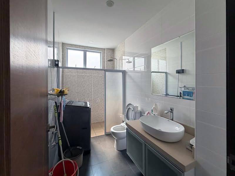 Rare Freehold Corner Terrace in D20, Ang Mo Kio / Bishan / Thomson, 6 Bedrooms, 4,600 sqft, Corner Terrace For Sale, by Ivan Lim, 500269446 - Bathroom - PropertyGuru.com.sg
