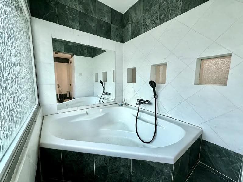 Horizon Towers, 29 Leonie Hill, Orchard / River Valley, 4 Bedrooms, 2,379 sqft, Condominium For Rent, by Kyean Lim, 500269452 - Bathroom - PropertyGuru.com.sg