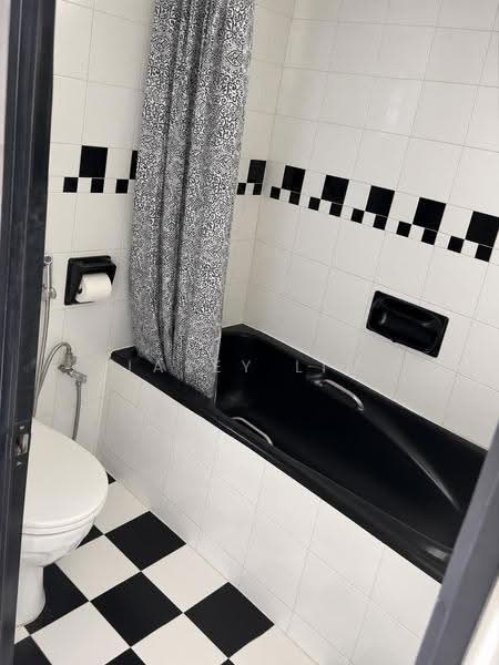 Ridgewood Condominium, 3 Ridgewood Close, Tanglin / Holland / Bukit Timah, 2 Bedrooms, 1,206 sqft, Condominium For Rent, by Jasey Lim, 500269474 - Bathroom - PropertyGuru.com.sg