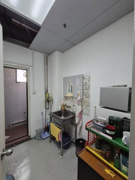 4.2m height! own toilet @ window unit!, walking distance to Tai Seng MRT Station!, Eunos / Geylang / Paya Lebar, 1,518 sqft, Light Industrial (B1) For Rent, by Joel Yong, 500269490 - CommercialGuru.com.sg