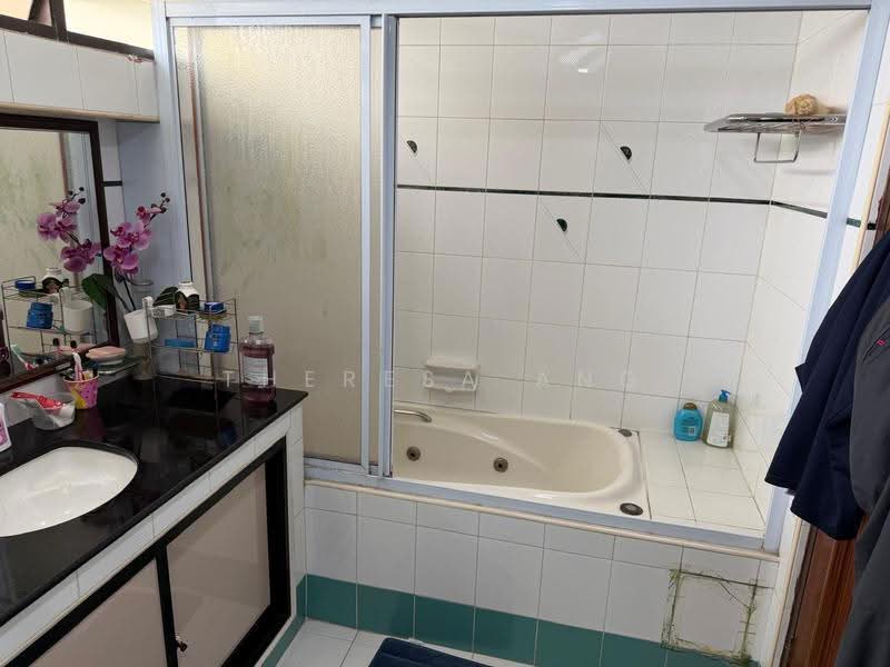 Bukit View, 144 Upper Bukit Timah Road, Clementi Park / Upper Bukit Timah, Room Rental, 300 sqft, Condominium For Rent, by Theresa Ang, 500269532 - Bathroom - PropertyGuru.com.sg