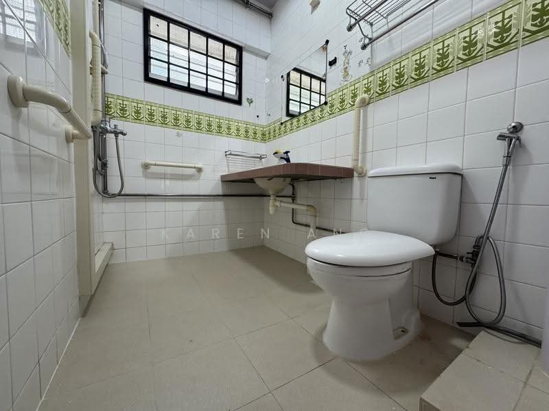 492D Tampines Street 45, 492D Tampines Street 45, Pasir Ris / Tampines, 4 Bedrooms, 1,335 sqft, HDB Flat For Sale, by Karen Ang, 500269654 - Master bath - PropertyGuru.com.sg