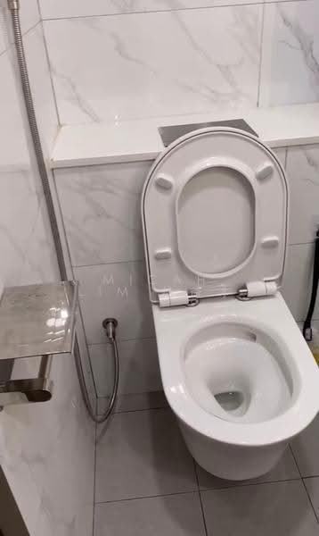 18 Kim Keat Road Master Bedroom Furnished With Attached Bathroom For Rent, 18 Kim Keat Road, Balestier / Toa Payoh, Room Rental, 100 sqft, Shophouse For Rent, by Micah Lim 林益才, 500269684 - Bathroom - PropertyGuru.com.sg