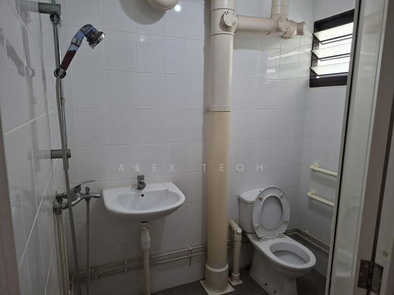 717 Clementi West Street 2, 717 Clementi West Street 2, Buona Vista / West Coast / Clementi New Town, Room Rental, 100 sqft, HDB Flat For Rent, by Alex Teoh, 500269702 - Bathroom - PropertyGuru.com.sg