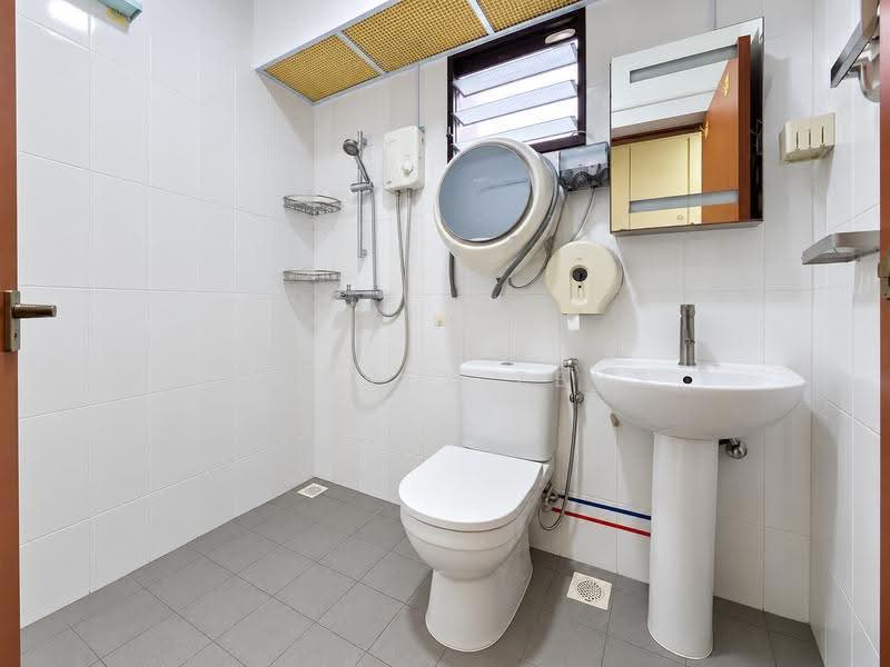 29 Ghim Moh Link, 29 Ghim Moh Link, Tanglin / Holland / Bukit Timah, 3 Bedrooms, 1,001 sqft, HDB Flat For Sale, by Jeffrey Zeus, 500269788 - Bathroom - PropertyGuru.com.sg