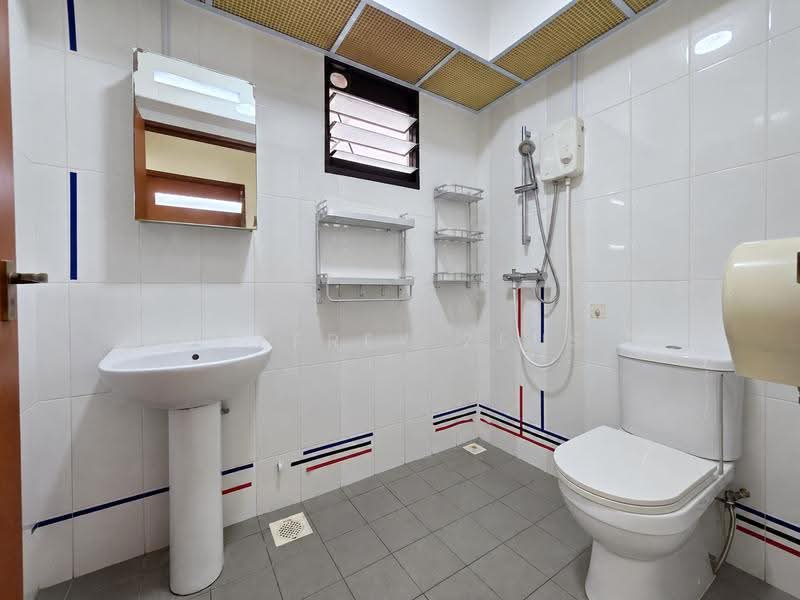 29 Ghim Moh Link, 29 Ghim Moh Link, Tanglin / Holland / Bukit Timah, 3 Bedrooms, 1,001 sqft, HDB Flat For Sale, by Jeffrey Zeus, 500269788 - Bathroom - PropertyGuru.com.sg
