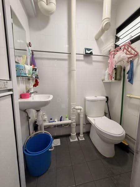 233 Ang Mo Kio Avenue 3, 233 Ang Mo Kio Avenue 3, Ang Mo Kio / Bishan / Thomson, 3 Bedrooms, 989 sqft, HDB Flat For Sale, by Candy ZiQi 紫绮, 500269865 - Bathroom - PropertyGuru.com.sg
