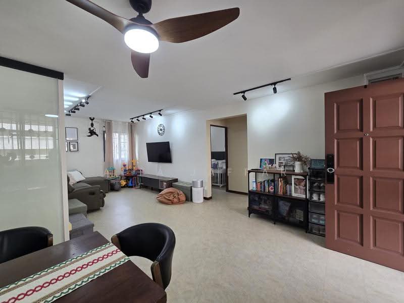 132 Bedok Reservoir Road, 132 Bedok Reservoir Road, Bedok / Upper East Coast, 2 Bedrooms, 904 sqft, HDB Flat For Sale, by Affa Jaffar, 500269872 - Living Room - PropertyGuru.com.sg