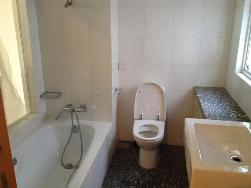Visioncrest, 33 Oxley Rise, Orchard / River Valley, 2 Bedrooms, 926 sqft, Condominium For Rent, by Paul Tan, 500269876 - Bathroom - PropertyGuru.com.sg