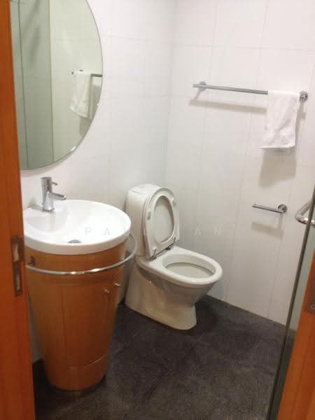 Visioncrest, 33 Oxley Rise, Orchard / River Valley, 2 Bedrooms, 926 sqft, Condominium For Rent, by Paul Tan, 500269876 - Bathroom - PropertyGuru.com.sg