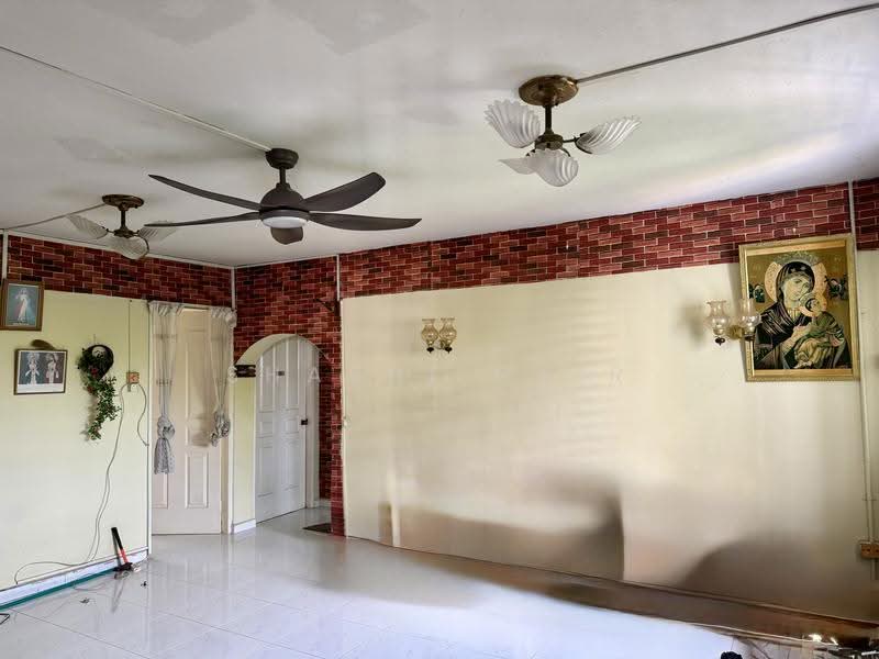 427 Bedok North Road, 427 Bedok North Road, Bedok / Upper East Coast, 3 Bedrooms, 92 sqft, HDB Flat For Sale, by Shashi Nair, 500269911 - Living Room - PropertyGuru.com.sg
