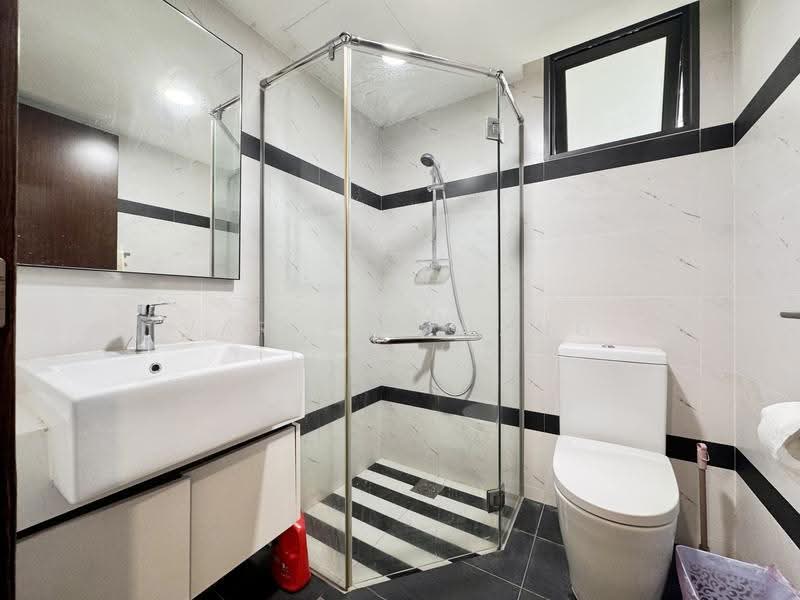 Symphony Suites, 15 Yishun Close, Sembawang / Yishun, 3 Bedrooms, 786 sqft, Condominium For Sale, by Varien Thang Toon Lim, 500269944 - Bathroom - PropertyGuru.com.sg
