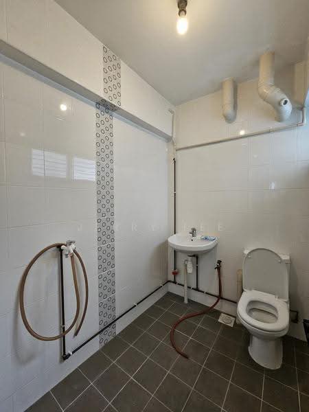 517 Jurong West Street 52, 517 Jurong West Street 52, Boon Lay / Jurong / Tuas, 2 Bedrooms, 700 sqft, HDB Flat For Rent, by Jerry Lee, 500269952 - Bathroom - PropertyGuru.com.sg