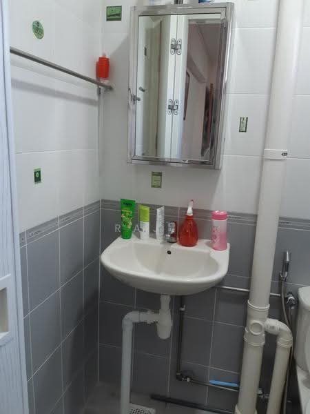 538 Upper Cross Street, 538 Upper Cross Street, Boat Quay / Raffles Place / Marina, 2 Bedrooms, 721 sqft, HDB Flat For Rent, by Raj ., 500270021 - Bathroom - PropertyGuru.com.sg