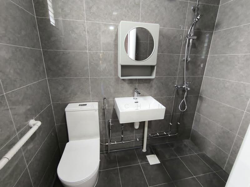 814 Jurong West Street 81, 814 Jurong West Street 81, Boon Lay / Jurong / Tuas, 4 Bedrooms, 1,119 sqft, HDB Flat For Rent, by Sam Chin, 500270086 - Bathroom - PropertyGuru.com.sg