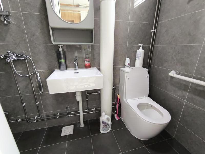 814 Jurong West Street 81, 814 Jurong West Street 81, Boon Lay / Jurong / Tuas, 4 Bedrooms, 1,119 sqft, HDB Flat For Rent, by Sam Chin, 500270086 - Bathroom - PropertyGuru.com.sg