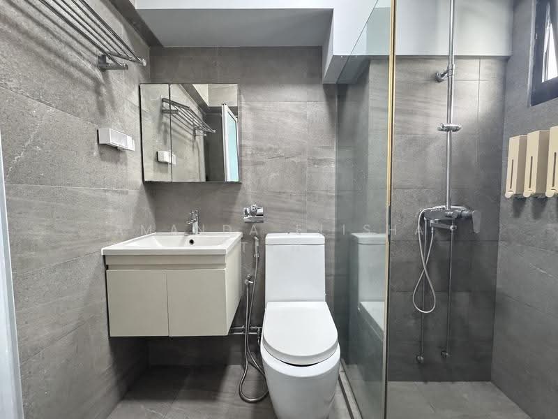 21 Jalan Membina, 21 Jalan Membina, Alexandra / Commonwealth, 3 Bedrooms, 969 sqft, HDB Flat For Sale, by Amanda Elisha Tan, 500270095 - Common Bathroom - PropertyGuru.com.sg