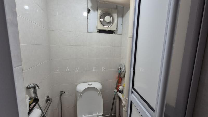 3 Beach Road, 3 Beach Road, Beach Road / Bugis / Rochor, 2 Bedrooms, 732 sqft, HDB Flat For Sale, by Javier Wan, 500270131 - Bathroom - PropertyGuru.com.sg