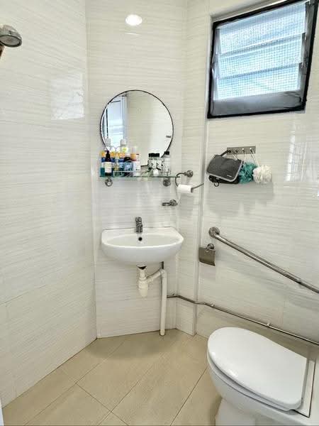 304 Jurong East Street 32, 304 Jurong East Street 32, Boon Lay / Jurong / Tuas, 3 Bedrooms, 1,012 sqft, HDB Flat For Sale, by Christine Low, 500270162 - Common Bathroom - PropertyGuru.com.sg