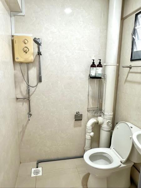 304 Jurong East Street 32, 304 Jurong East Street 32, Boon Lay / Jurong / Tuas, 3 Bedrooms, 1,012 sqft, HDB Flat For Sale, by Christine Low, 500270162 - Master Bathroom - PropertyGuru.com.sg