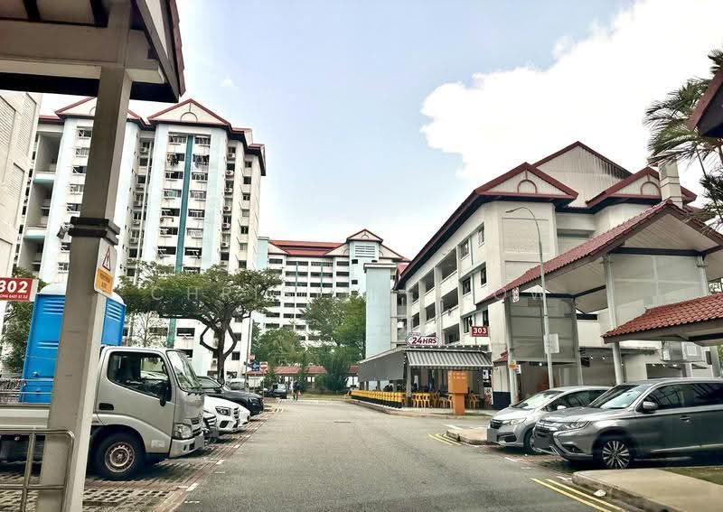 304 Jurong East Street 32, 304 Jurong East Street 32, Boon Lay / Jurong / Tuas, 3 Bedrooms, 1,012 sqft, HDB Flat For Sale, by Christine Low, 500270162 - Nearest coffeeshop and shops - PropertyGuru.com.sg