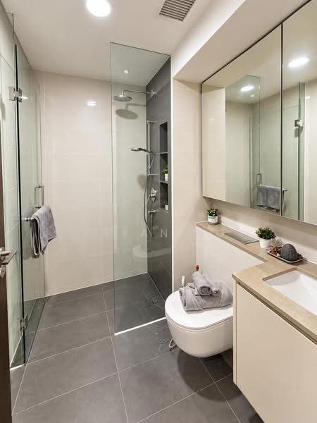 The Gazania, 5 How Sun Drive, Hougang / Punggol / Sengkang, 2 Bedrooms, 700 sqft, Condominium For Sale, by Bryan Ng, 500270216 - Bathroom - PropertyGuru.com.sg