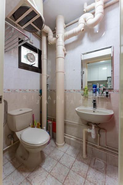 13 Cantonment Close, 13 Cantonment Close, Chinatown / Tanjong Pagar, 3 Bedrooms, 969 sqft, HDB Flat For Sale, by Riyantino Jaffar, 500270241 - Bathroom - PropertyGuru.com.sg