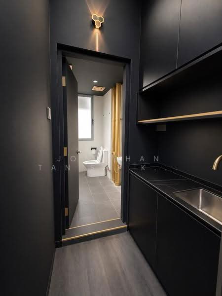 Cendex Centre, 120 Lower Delta Road, Alexandra / Commonwealth, 1,098 sqft, Light Industrial (B1) For Sale, by Jonathan Tan Say Keong, 500270253 - Bathroom - CommercialGuru.com.sg