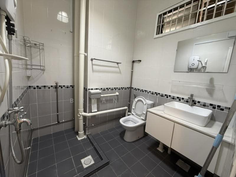 637 Veerasamy Road, Veerasamy Road, Farrer Park / Serangoon Rd, 678 sqft, Shop / Shophouse For Rent, by Bryan Ooi, 500270283 - Bathroom - CommercialGuru.com.sg