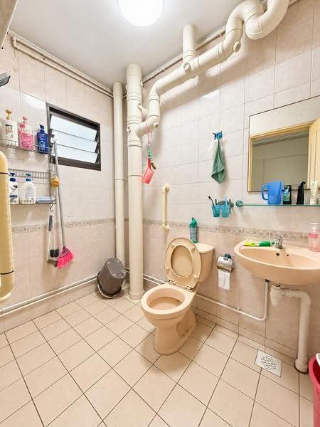 622 Jurong West Street 61, 622 Jurong West Street 61, Boon Lay / Jurong / Tuas, Room Rental, 110 sqft, HDB Flat For Rent, by Low Chuan Hui, 500270343 - Bathroom - PropertyGuru.com.sg