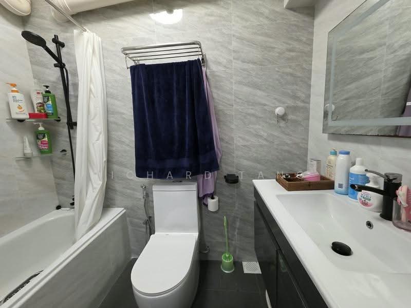 117B Rivervale Drive, 117B Rivervale Drive, Hougang / Punggol / Sengkang, 4 Bedrooms, 1,389 sqft, HDB Flat For Sale, by Richard Tang, 500270360 - Bathroom - PropertyGuru.com.sg