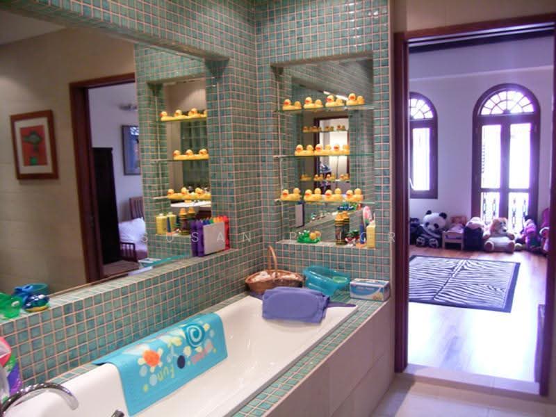 Fab Conserved D2 6+2 / Carpark, Spottiswoode Park Road, Blair Road, Chinatown / Tanjong Pagar, 6 Bedrooms, 5,850 sqft, Conservation House For Sale, by Susan Prior, 500270361 - Bathroom - PropertyGuru.com.sg