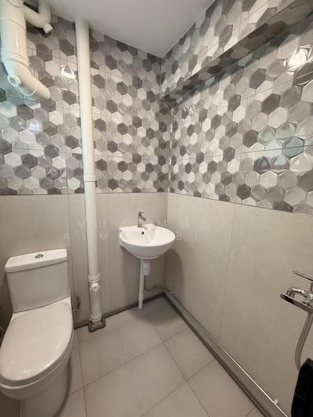 241 Yishun Ring Road, 241 Yishun Ring Road, Sembawang / Yishun, 3 Bedrooms, 900 sqft, HDB Flat For Rent, by Muhammad Alman Bin Abdul Majid, 500270377 - Bathroom - PropertyGuru.com.sg